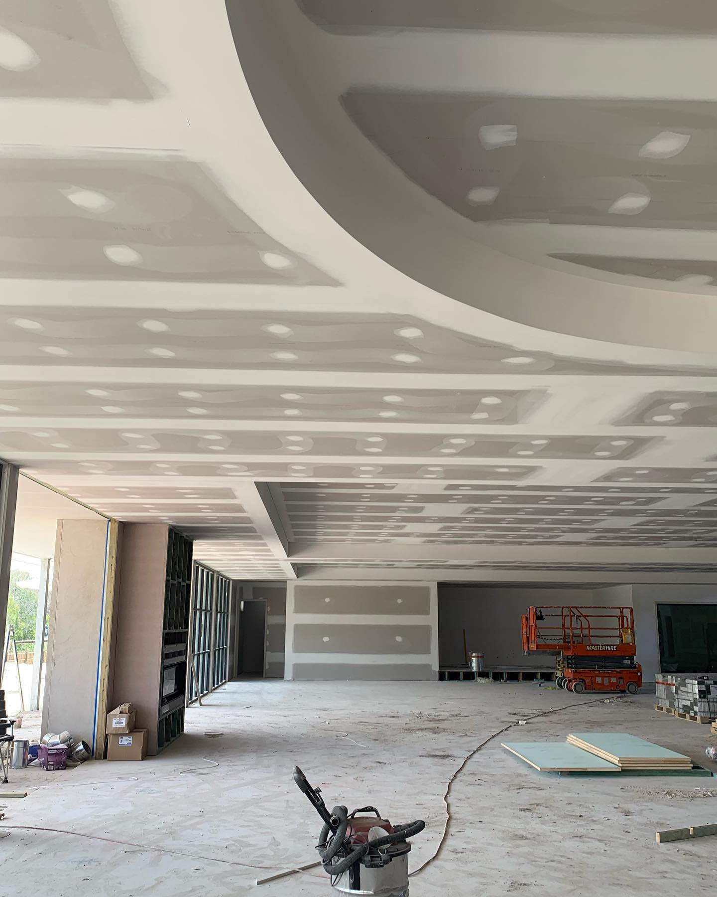 Curved bulkhead ceiling